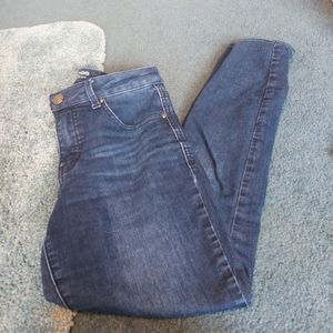 Maurices Everflex High Rise Jeans. Size 6 Regular.